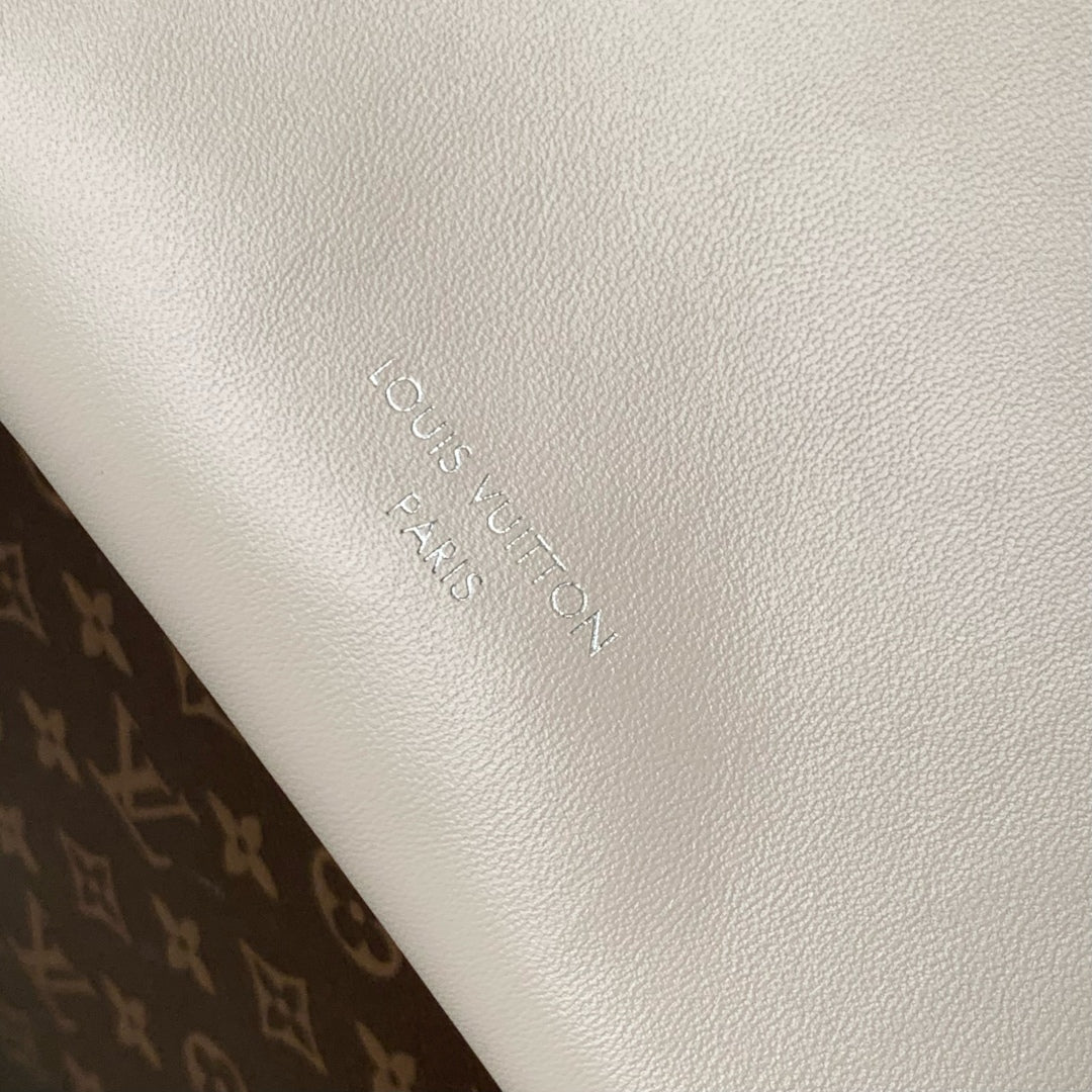 CARRYALL CARGO VIBE PM 33.5 IN VANILLE LAMBSKIN BORWN MONOGRAM TAG