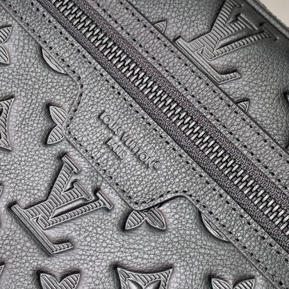 POCHETTE KASAI 24.5 IN BLACK MONOGRAM SHADOW CALFSKIN