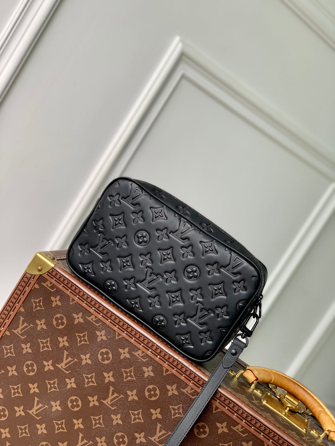 POCHETTE KASAI 24.5 IN BLACK MONOGRAM SHADOW CALFSKIN