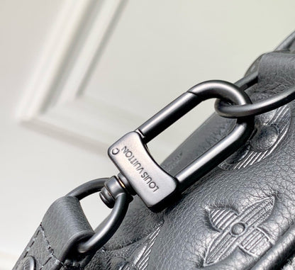 POCHETTE KASAI 24.5 IN BLACK MONOGRAM SHADOW CALFSKIN