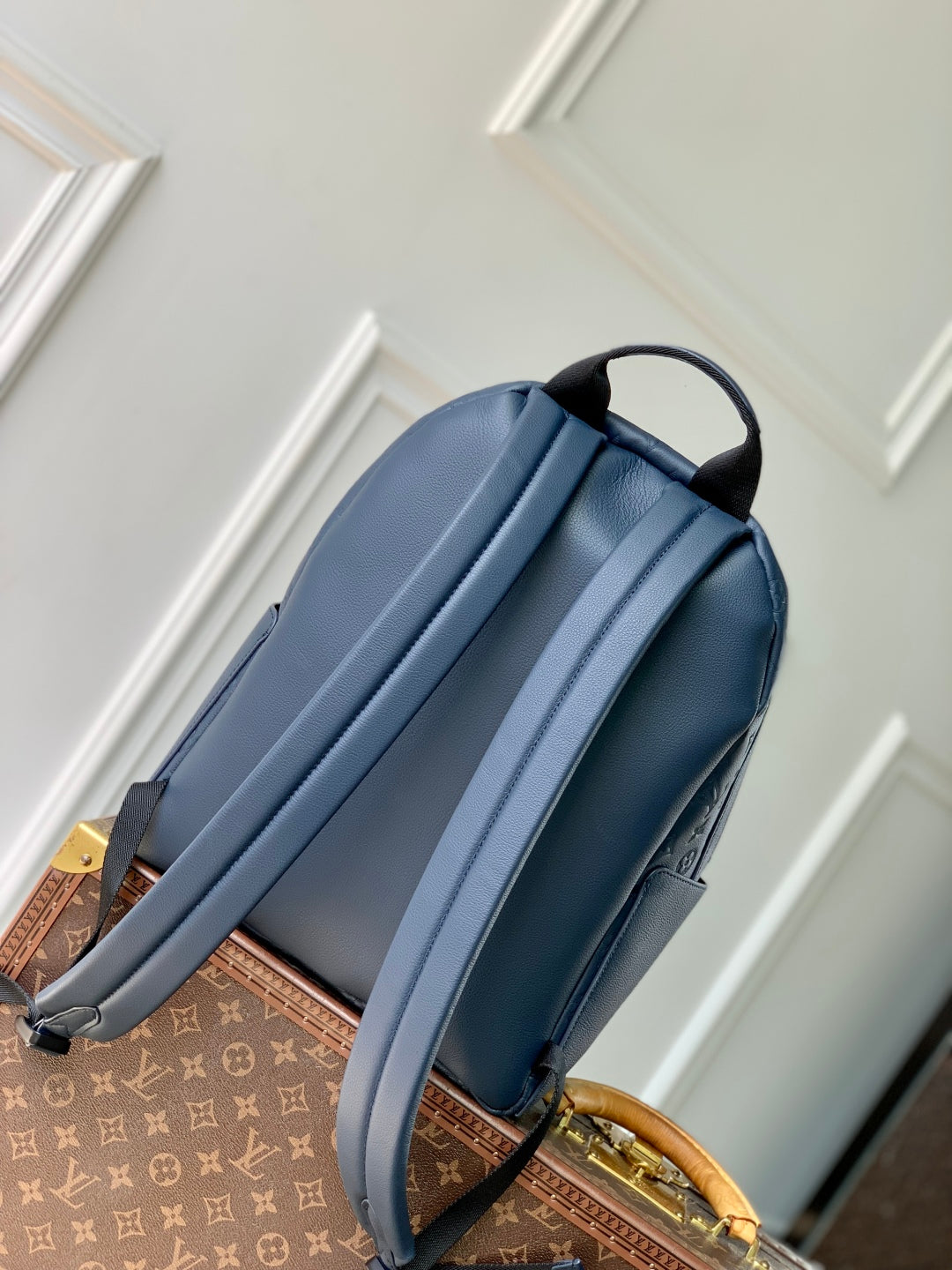 DISCOVERY PM BACKPACK 38 IN NAVY BLUE LAMBSKIN EMBOSSED MONOGRAM LOGO