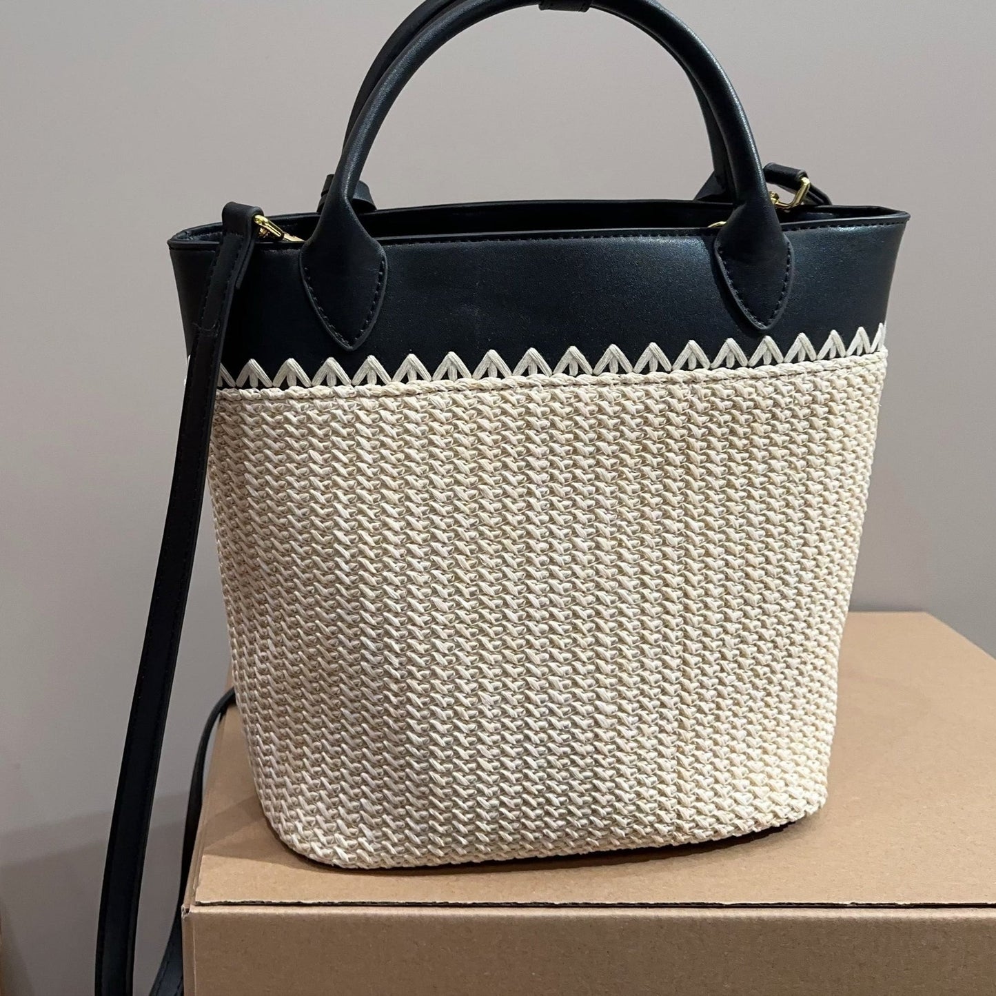 CROCHET TOTE BAG 23 IN BEIGE WOVEN RAFFIA WITH BLACK CALFSKIN STRAP