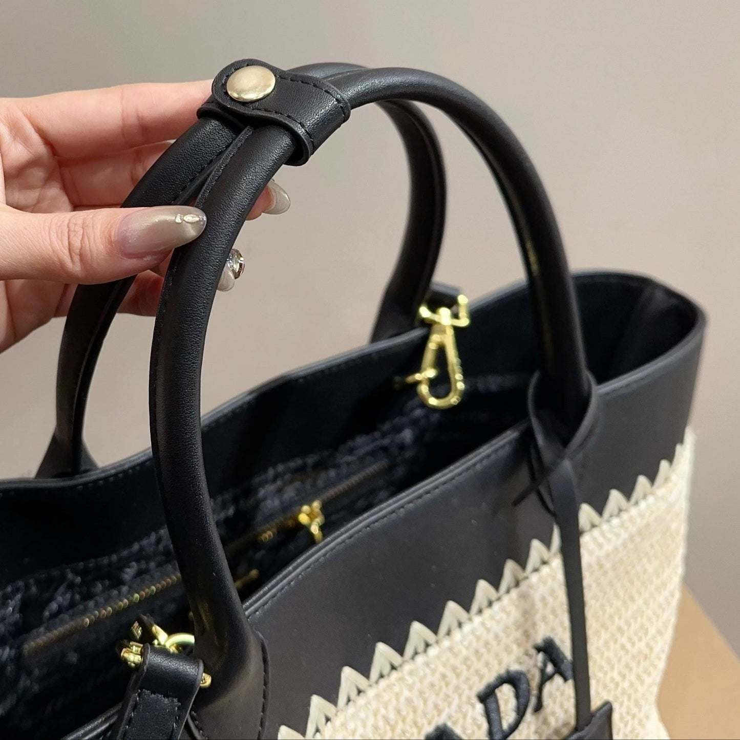 CROCHET TOTE BAG 28 IN BEIGE WOVEN RAFFIA WITH BLACK CALFSKIN STRAP