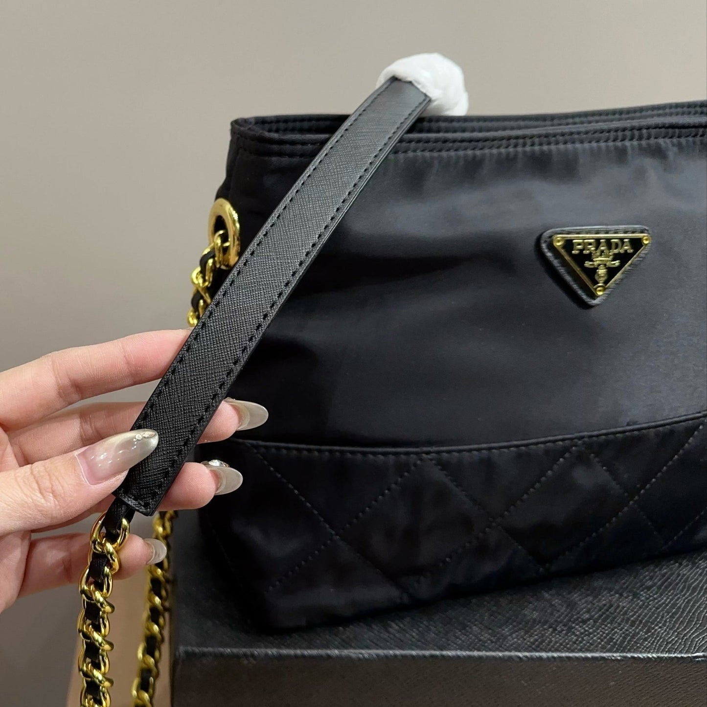 QUILTED CHAIN SHOULDER BAG 22 IN BLACK RE-NYLON