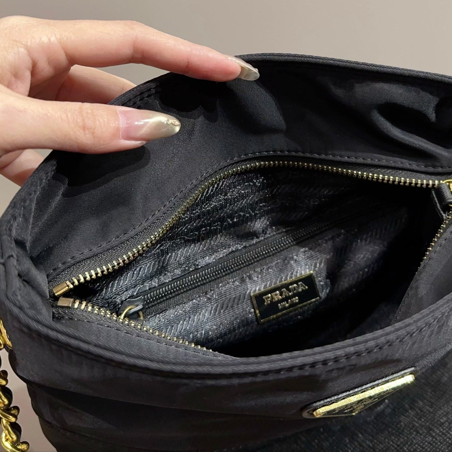 QUILTED CHAIN SHOULDER BAG 22 IN BLACK RE-NYLON