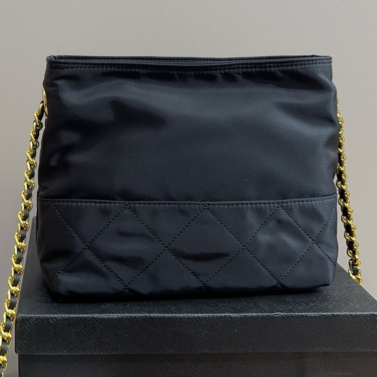 QUILTED CHAIN SHOULDER BAG 22 IN BLACK RE-NYLON