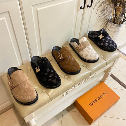 COSY FLAT COMFORT CLOG IN BLACK EMBOSSED SUEDE