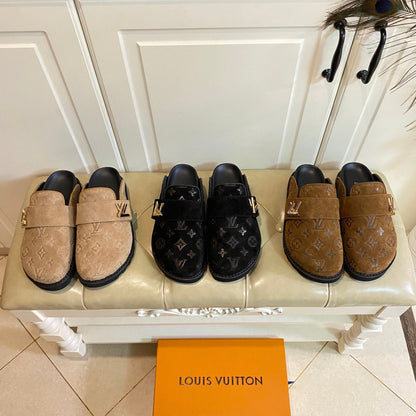 COSY FLAT COMFORT CLOG IN CHOCOLATE BROWN EMBOSSED SUEDE