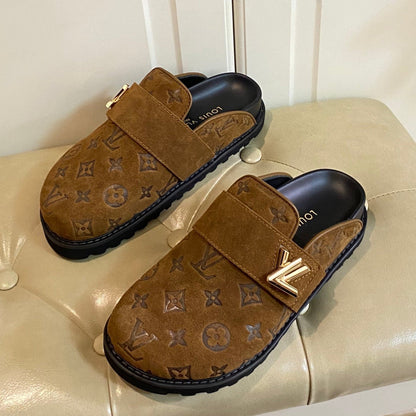 COSY FLAT COMFORT CLOG IN CHOCOLATE BROWN EMBOSSED SUEDE