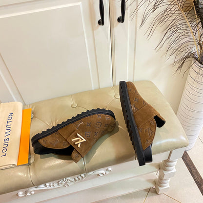 COSY FLAT COMFORT CLOG IN CHOCOLATE BROWN EMBOSSED SUEDE