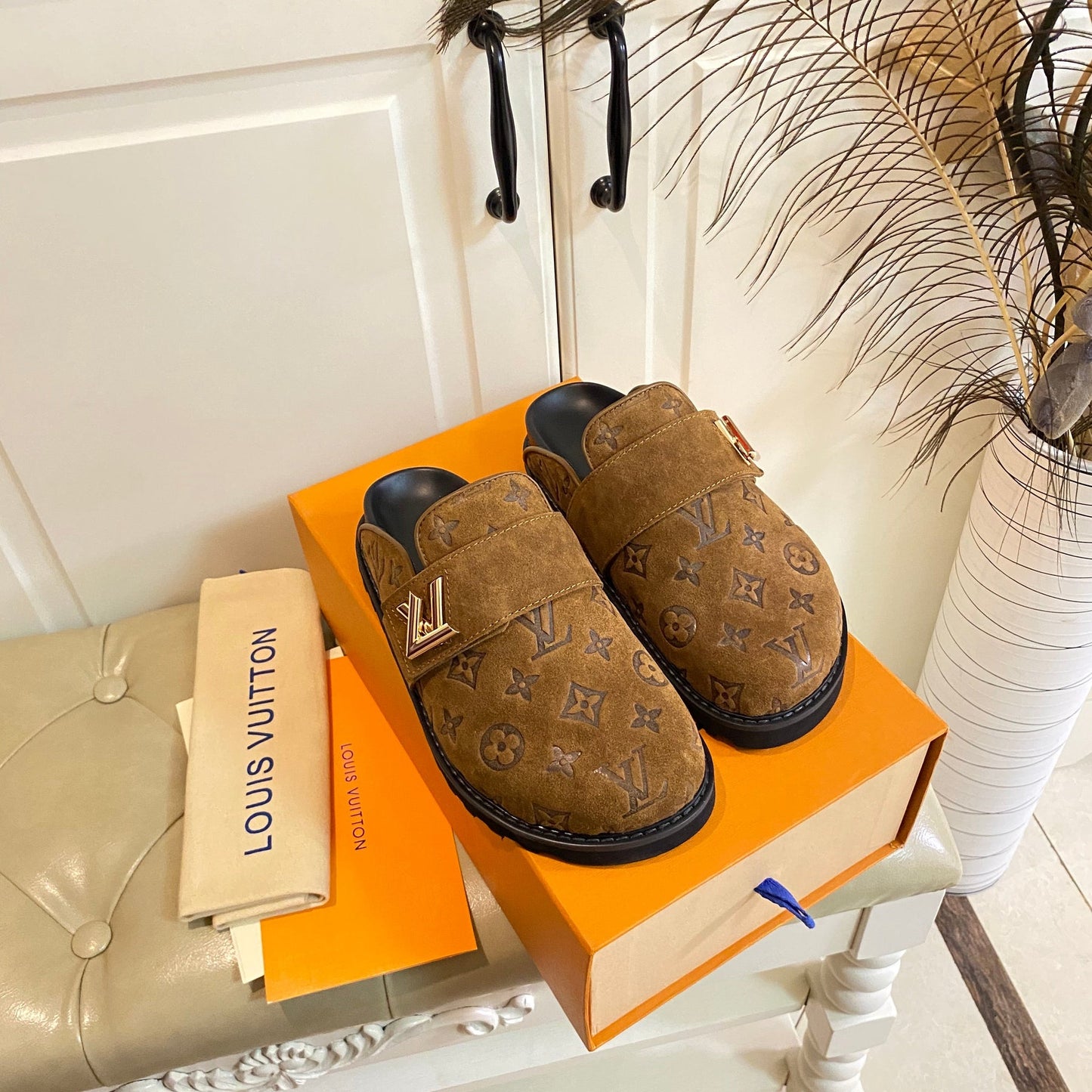 COSY FLAT COMFORT CLOG IN CHOCOLATE BROWN EMBOSSED SUEDE