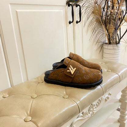COSY FLAT COMFORT CLOG IN CHOCOLATE BROWN EMBOSSED SUEDE