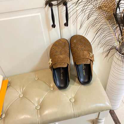 COSY FLAT COMFORT CLOG IN CHOCOLATE BROWN EMBOSSED SUEDE