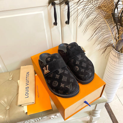 COSY FLAT COMFORT CLOG IN BLACK EMBOSSED SUEDE