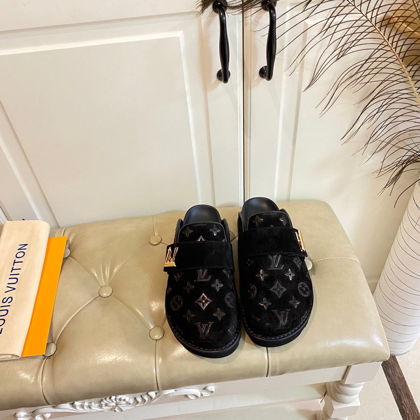 COSY FLAT COMFORT CLOG IN BLACK EMBOSSED SUEDE