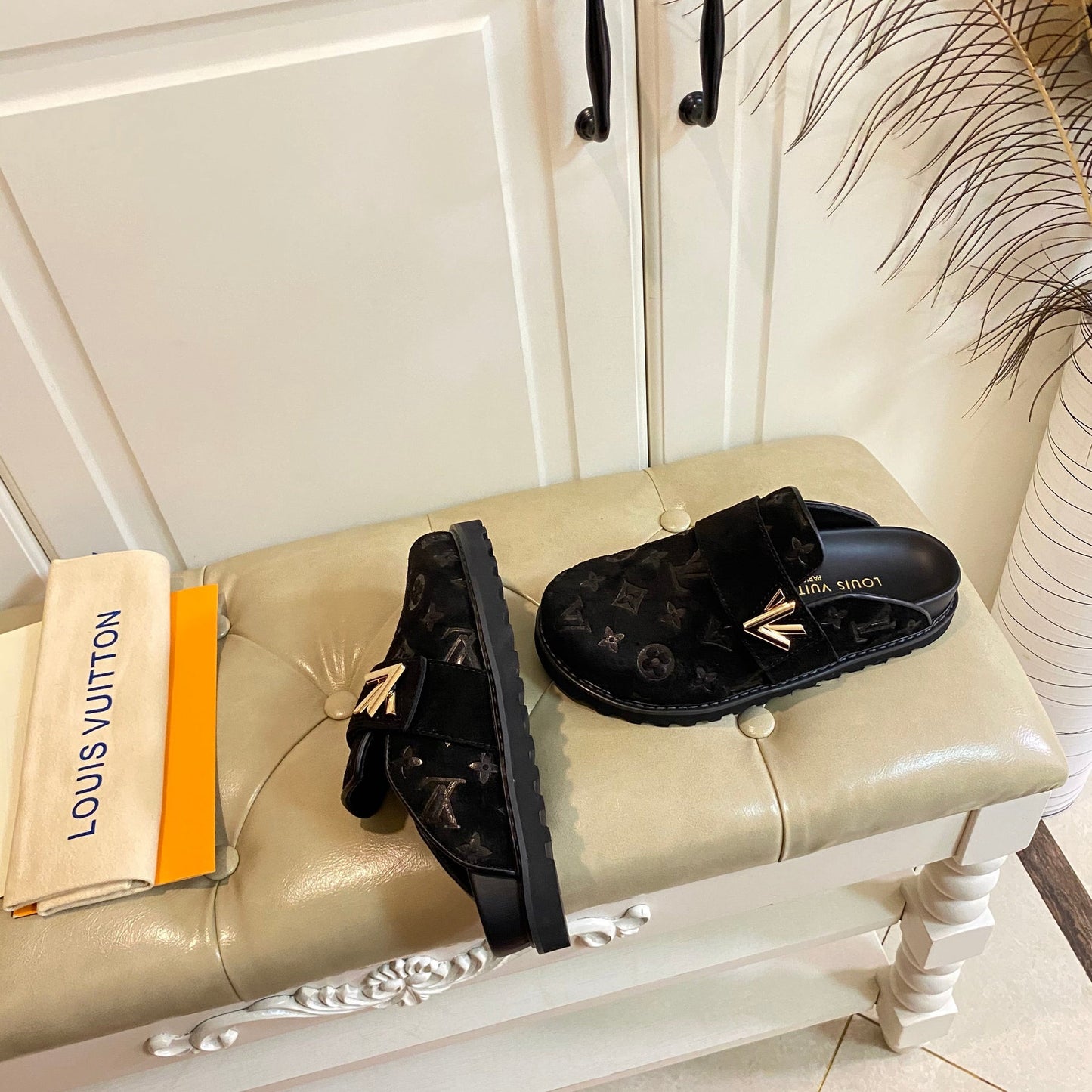 COSY FLAT COMFORT CLOG IN BLACK EMBOSSED SUEDE