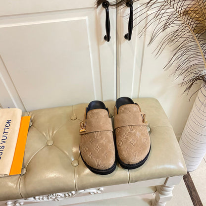 COSY FLAT COMFORT CLOG IN CIDER BROWN EMBOSSED SUEDE