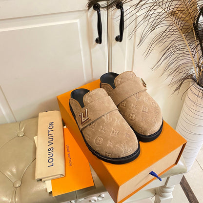 COSY FLAT COMFORT CLOG IN CIDER BROWN EMBOSSED SUEDE