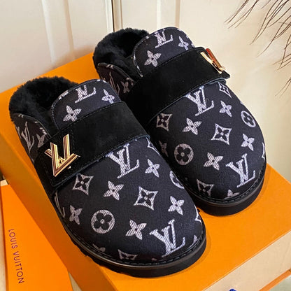 COSY FLAT COMFORT CLOG IN BLACK MONOGRAM FABRIC AND SUEDE