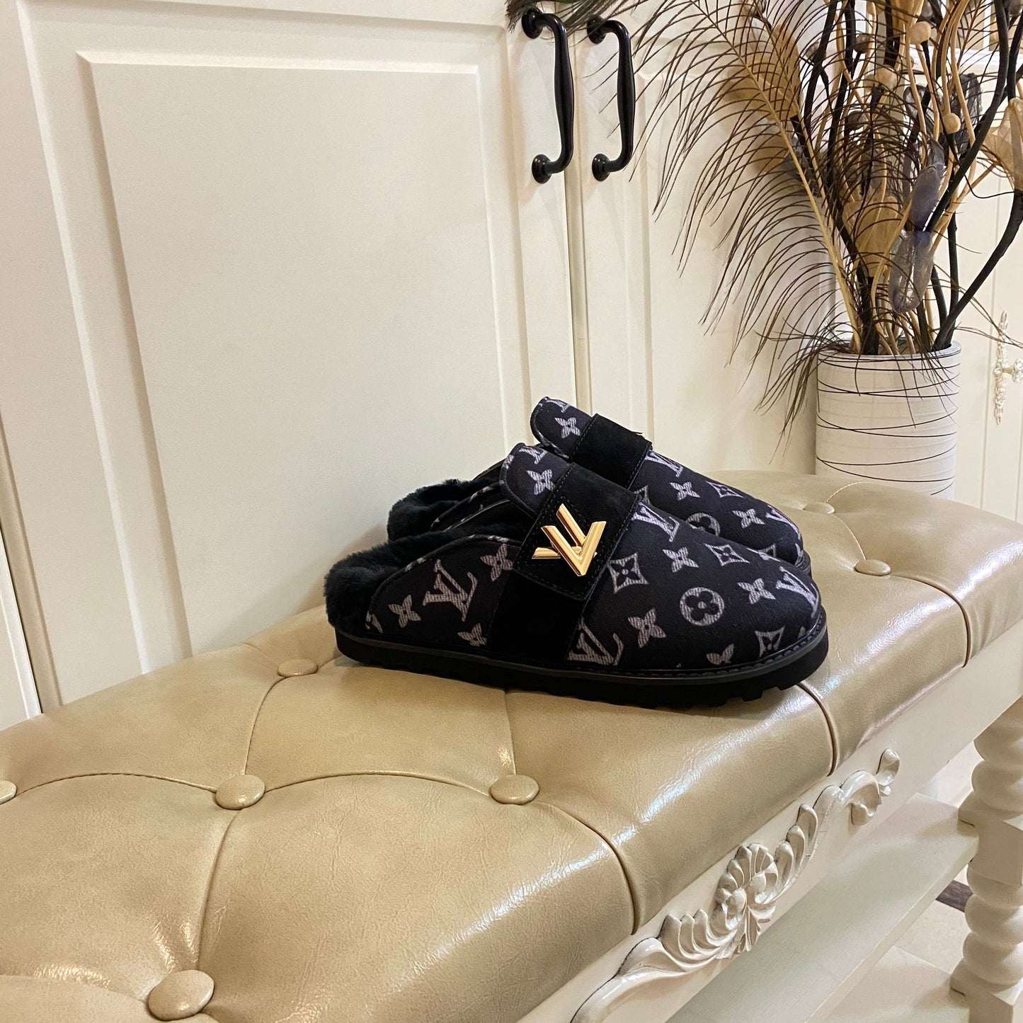 COSY FLAT COMFORT CLOG IN BLACK MONOGRAM FABRIC AND SUEDE