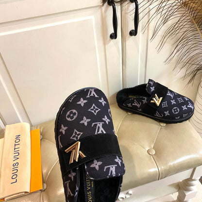 COSY FLAT COMFORT CLOG IN BLACK MONOGRAM FABRIC AND SUEDE