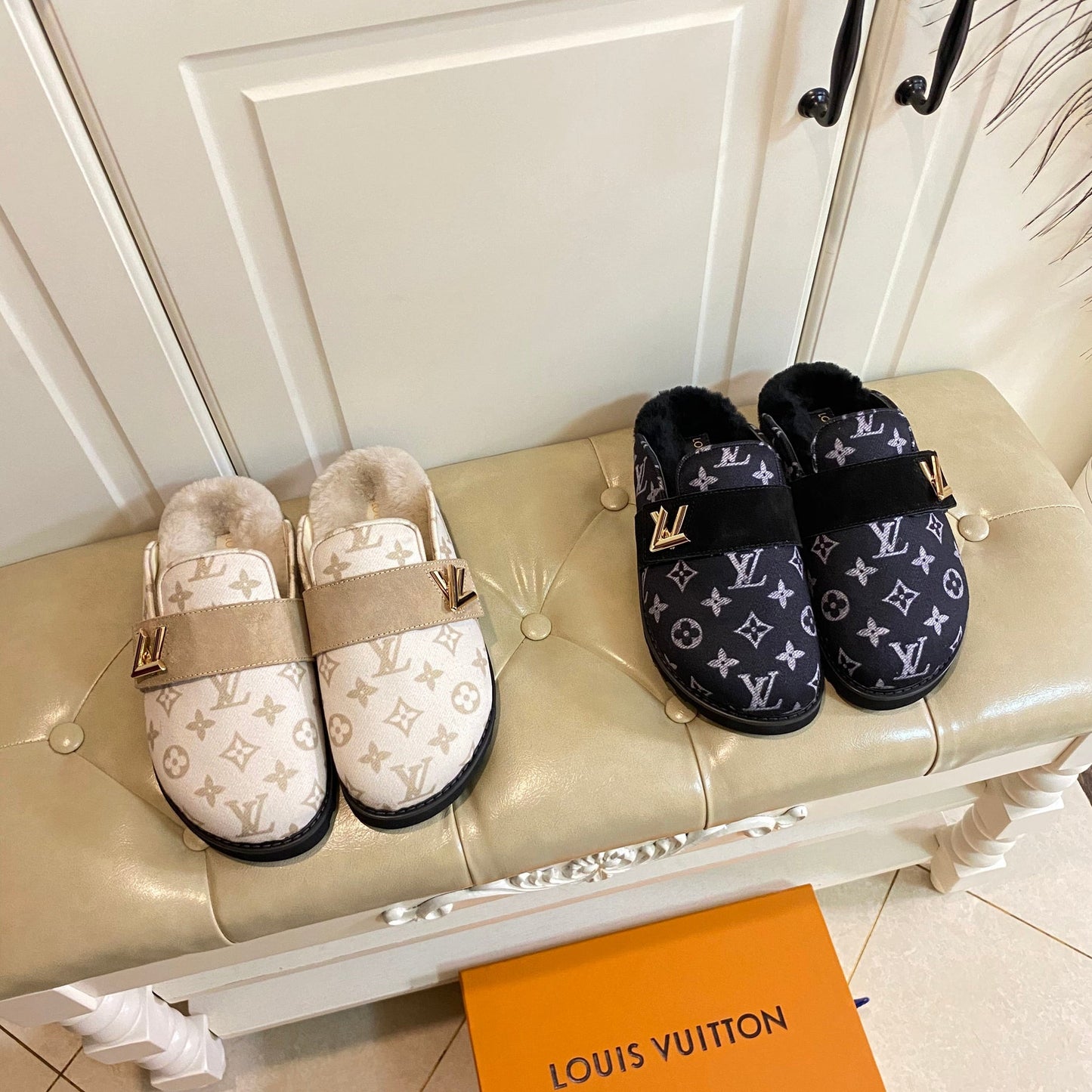 COSY FLAT COMFORT CLOG IN BLACK MONOGRAM FABRIC AND SUEDE