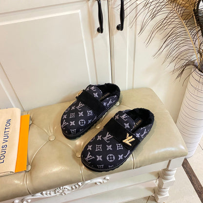 COSY FLAT COMFORT CLOG IN BLACK MONOGRAM FABRIC AND SUEDE