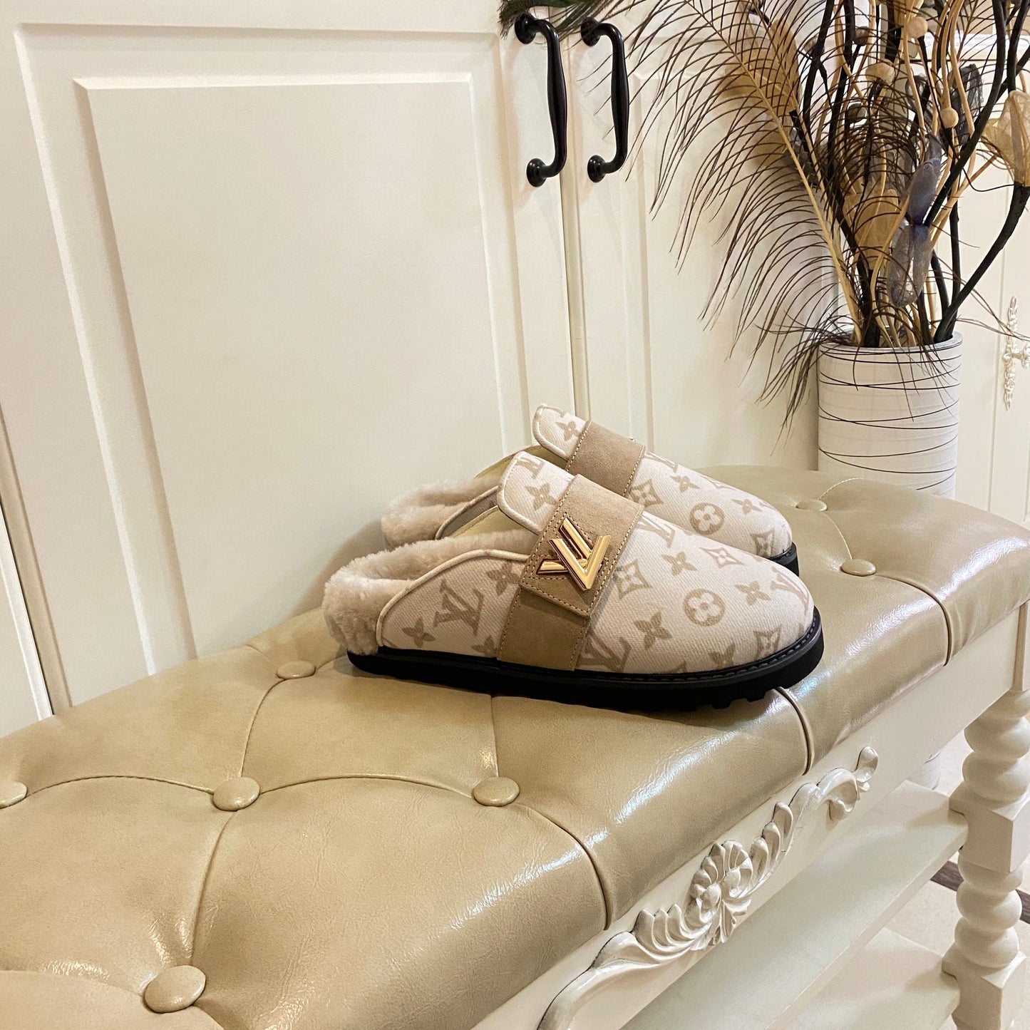 COSY FLAT COMFORT CLOG IN BEIGE MONOGRAM FABRIC AND SUEDE