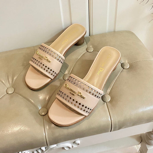 DWAY HEELED SLIDE IN CAMEL BEIGE CALFSKIN WITH GOLD LOGO