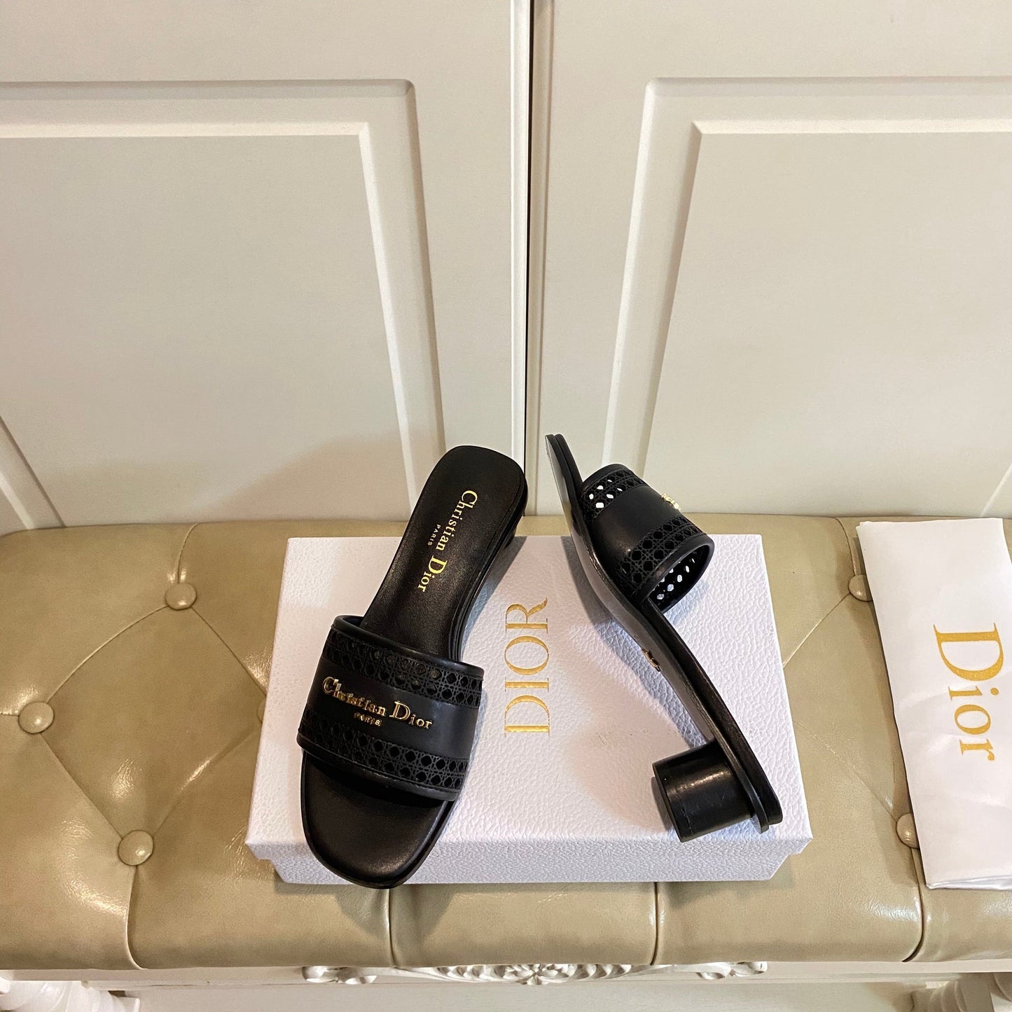 DWAY HEELED SLIDE IN BLACK CALFSKIN WITH GOLD LOGO