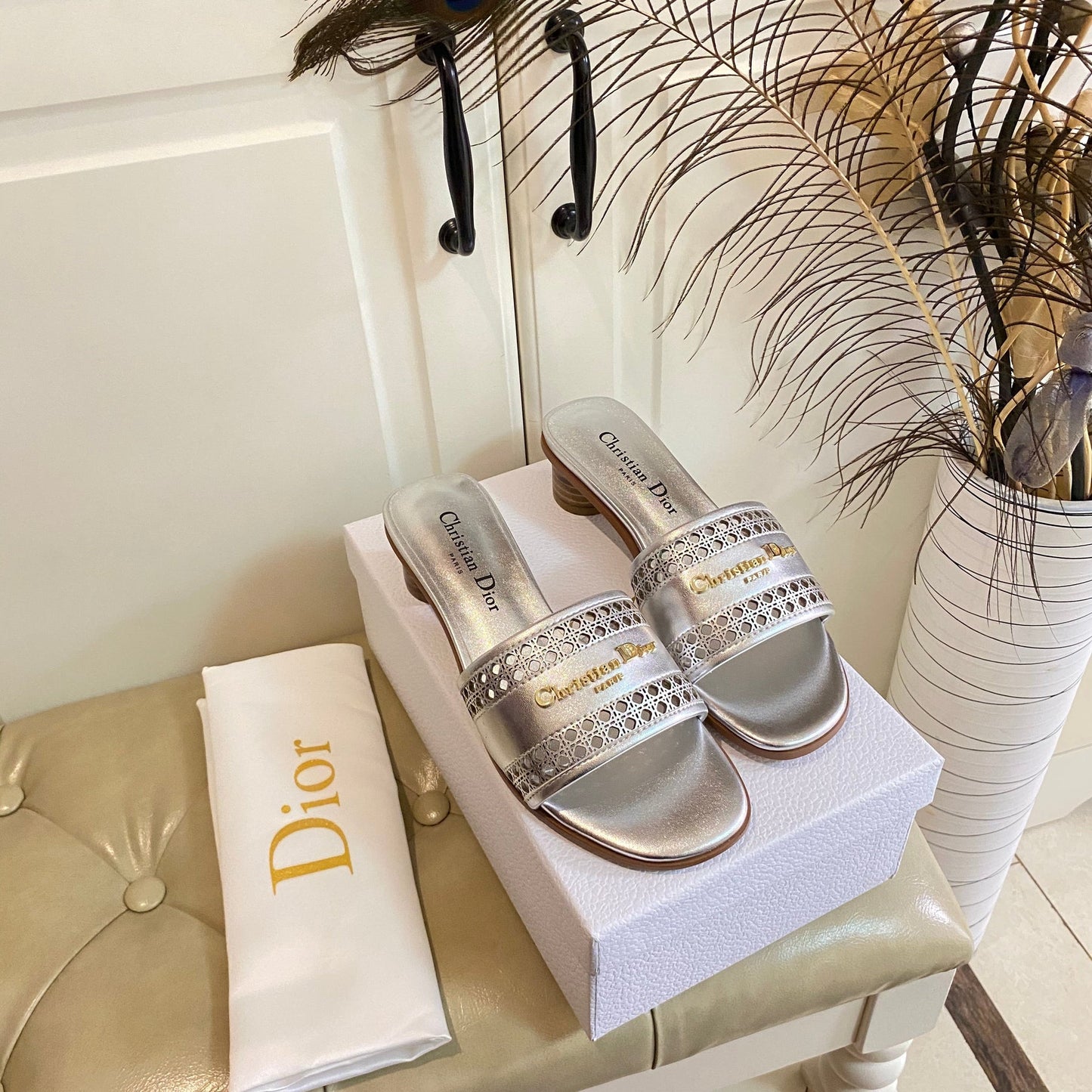 DWAY HEELED SLIDE IN SILVER CALFSKIN WITH GOLD LOGO