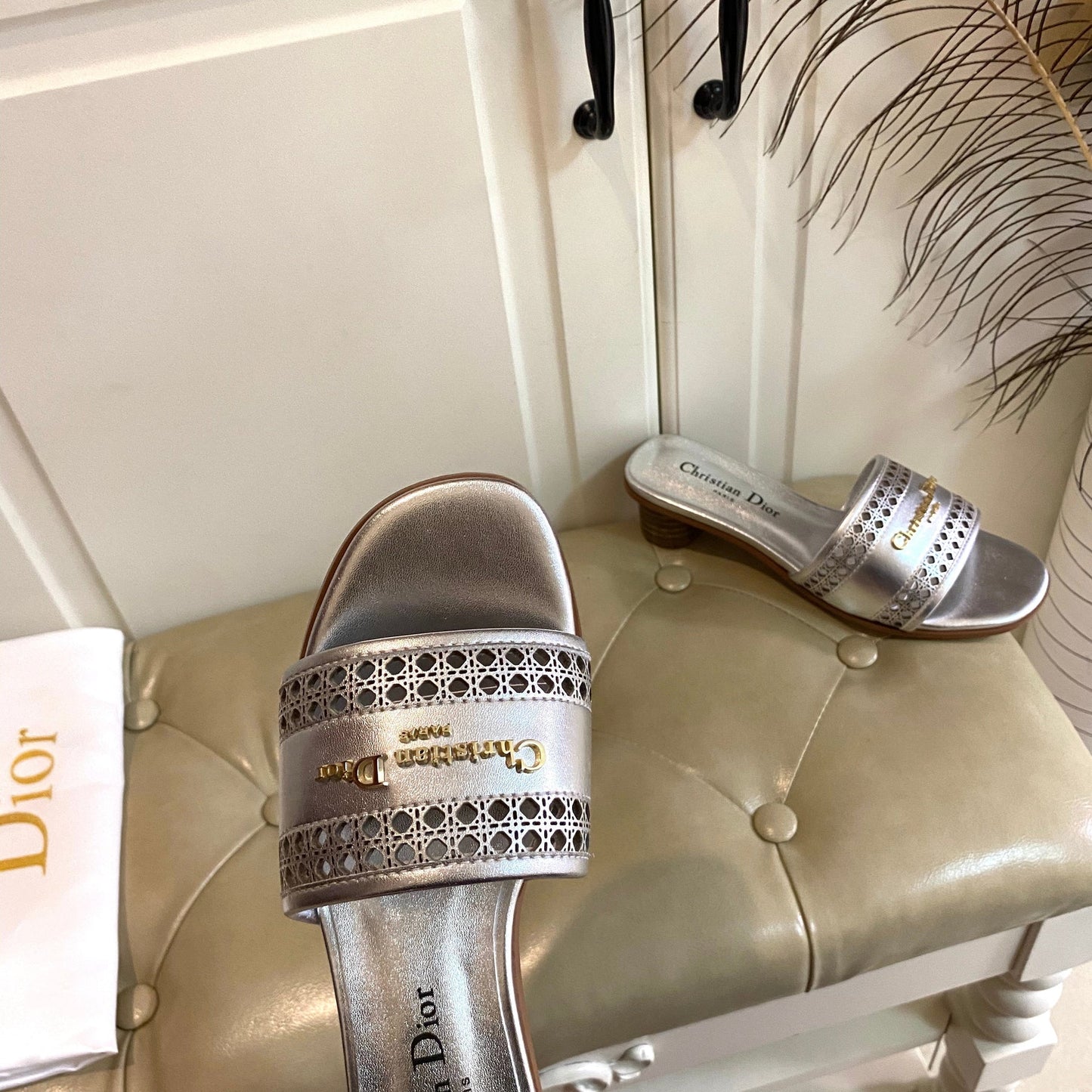 DWAY HEELED SLIDE IN SILVER CALFSKIN WITH GOLD LOGO