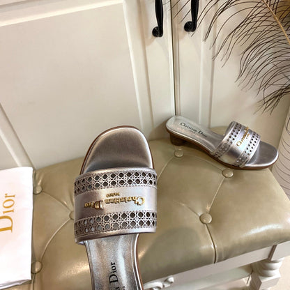 DWAY HEELED SLIDE IN SILVER CALFSKIN WITH GOLD LOGO
