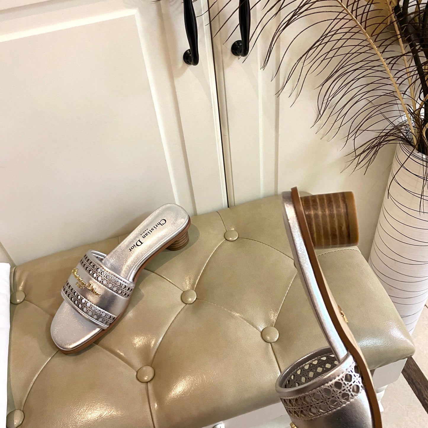 DWAY HEELED SLIDE IN SILVER CALFSKIN WITH GOLD LOGO