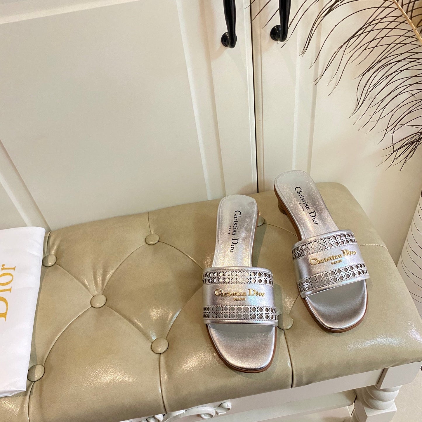 DWAY HEELED SLIDE IN SILVER CALFSKIN WITH GOLD LOGO