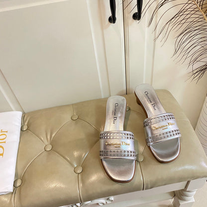 DWAY HEELED SLIDE IN SILVER CALFSKIN WITH GOLD LOGO