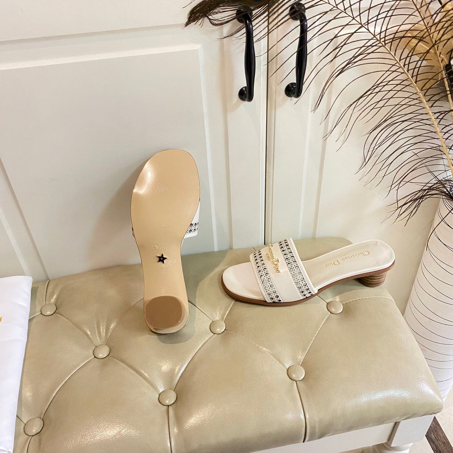 DWAY HEELED SLIDE IN WHITE CALFSKIN WITH GOLD LOGO