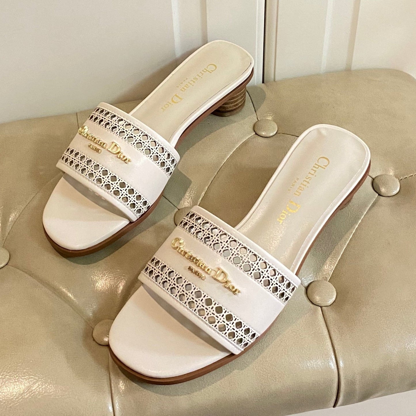 DWAY HEELED SLIDE IN WHITE CALFSKIN WITH GOLD LOGO