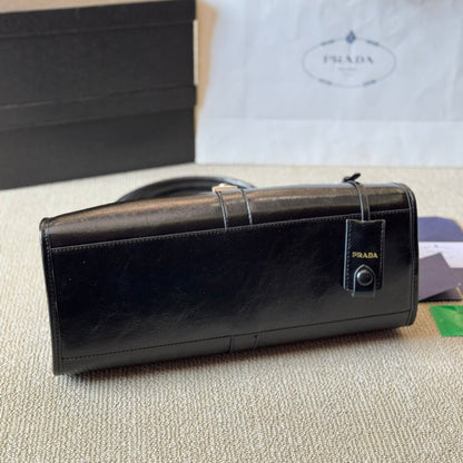 METAL CLASP TOTE BAG 35 IN BLACK SHINY SMOOTH CALFSKIN