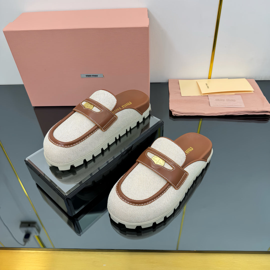 MULES SLIPPERS IN BROWN CALFSKIN AND WHITE DOTS CANVAS WITH GOLD COIN