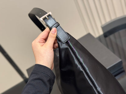 MEDIUM TOTE BAG 31 IN BLACK RE-NYLON WITH CALFSKIN STRAP