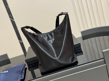 MEDIUM TOTE BAG 31 IN BLACK RE-NYLON WITH CALFSKIN STRAP