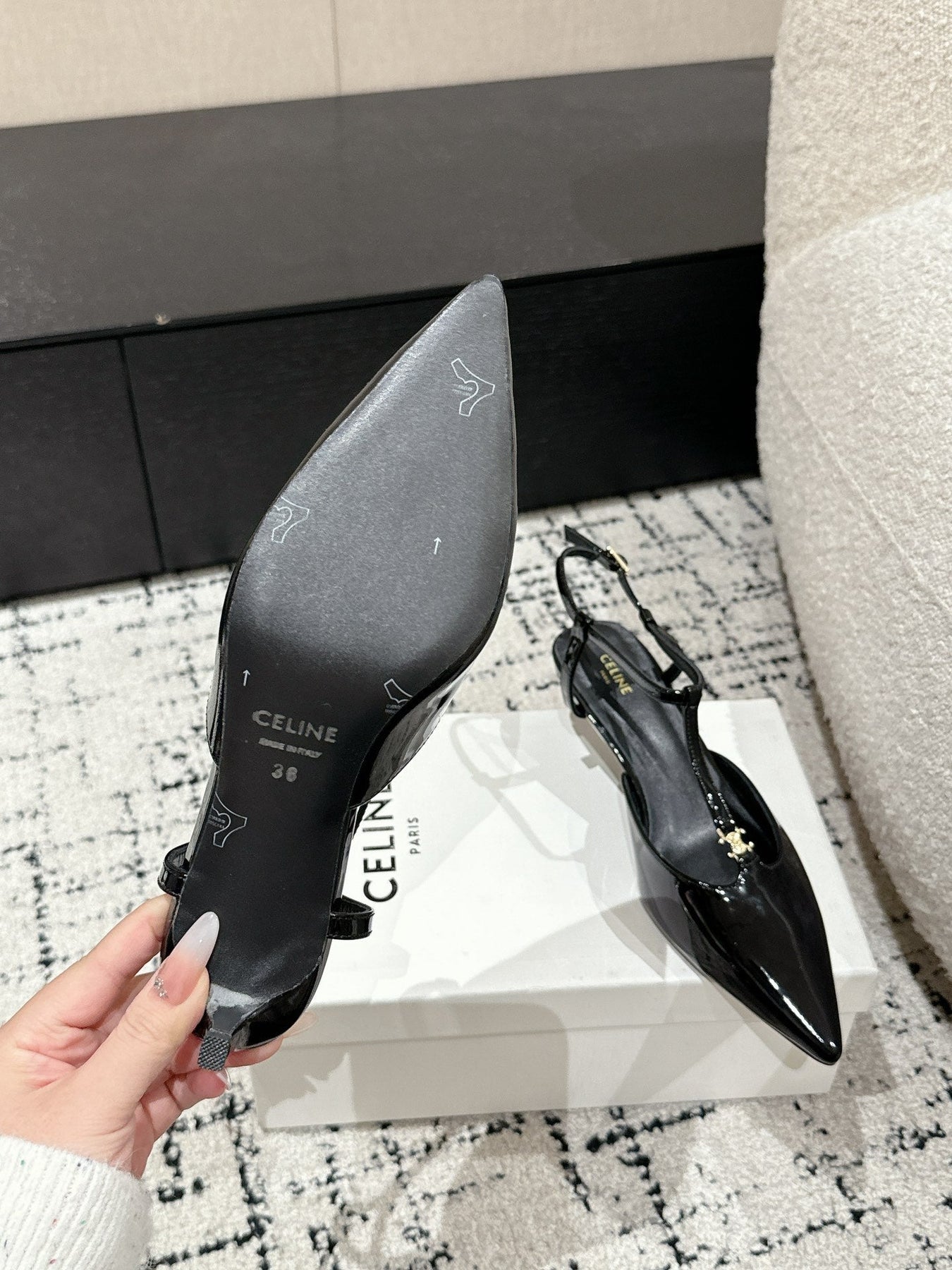 KITTEN T-BAR STRAP PUMP 5 CM IN BLACK PATENT CALFSKIN