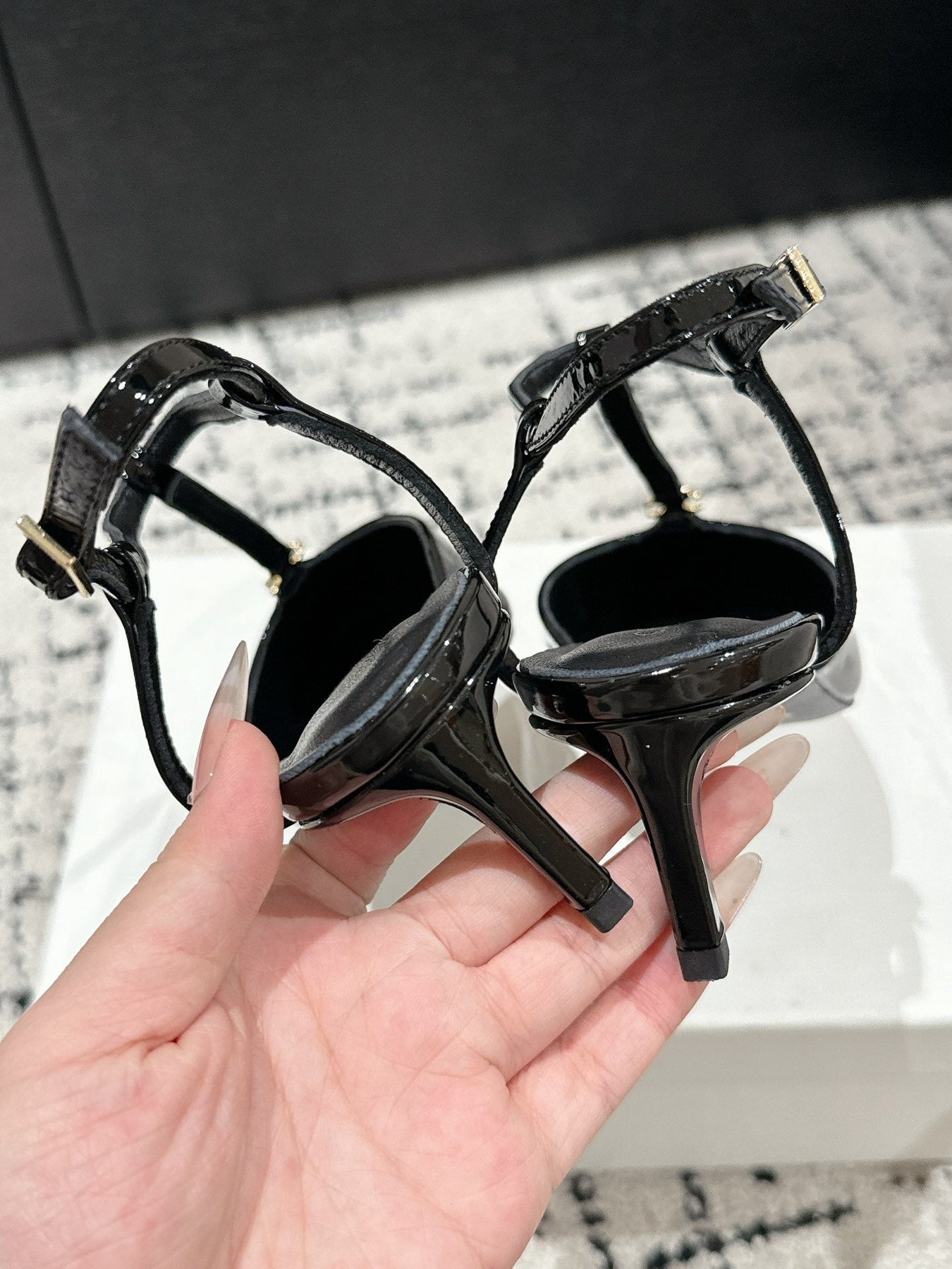 KITTEN T-BAR STRAP PUMP 5 CM IN BLACK PATENT CALFSKIN