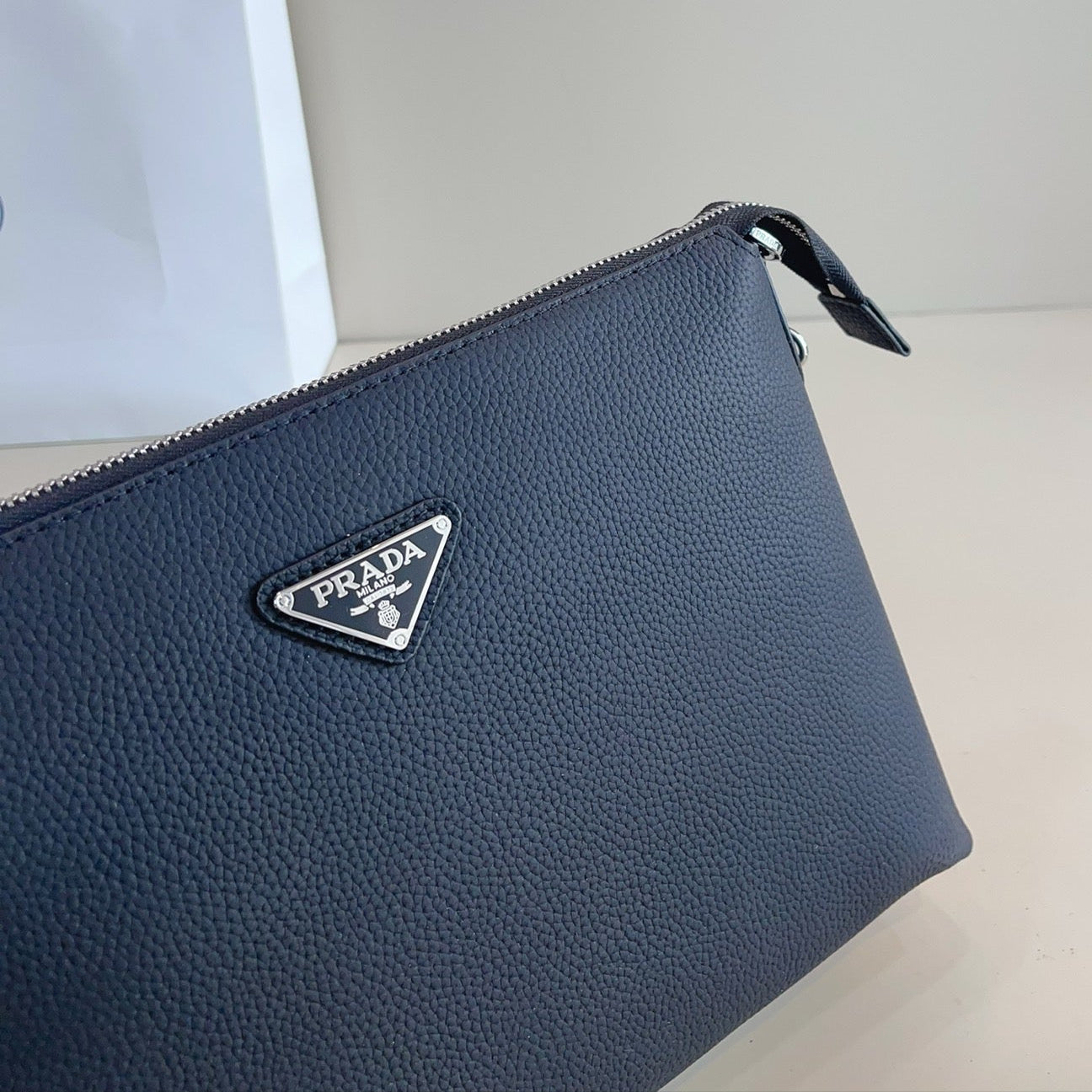 CLUTCH 29 IN NAVY BLUE GRAINED CALFSKIN TRIANGLE LOGO