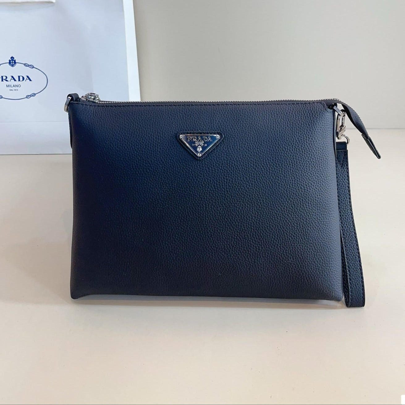 CLUTCH 29 IN NAVY BLUE GRAINED CALFSKIN TRIANGLE LOGO