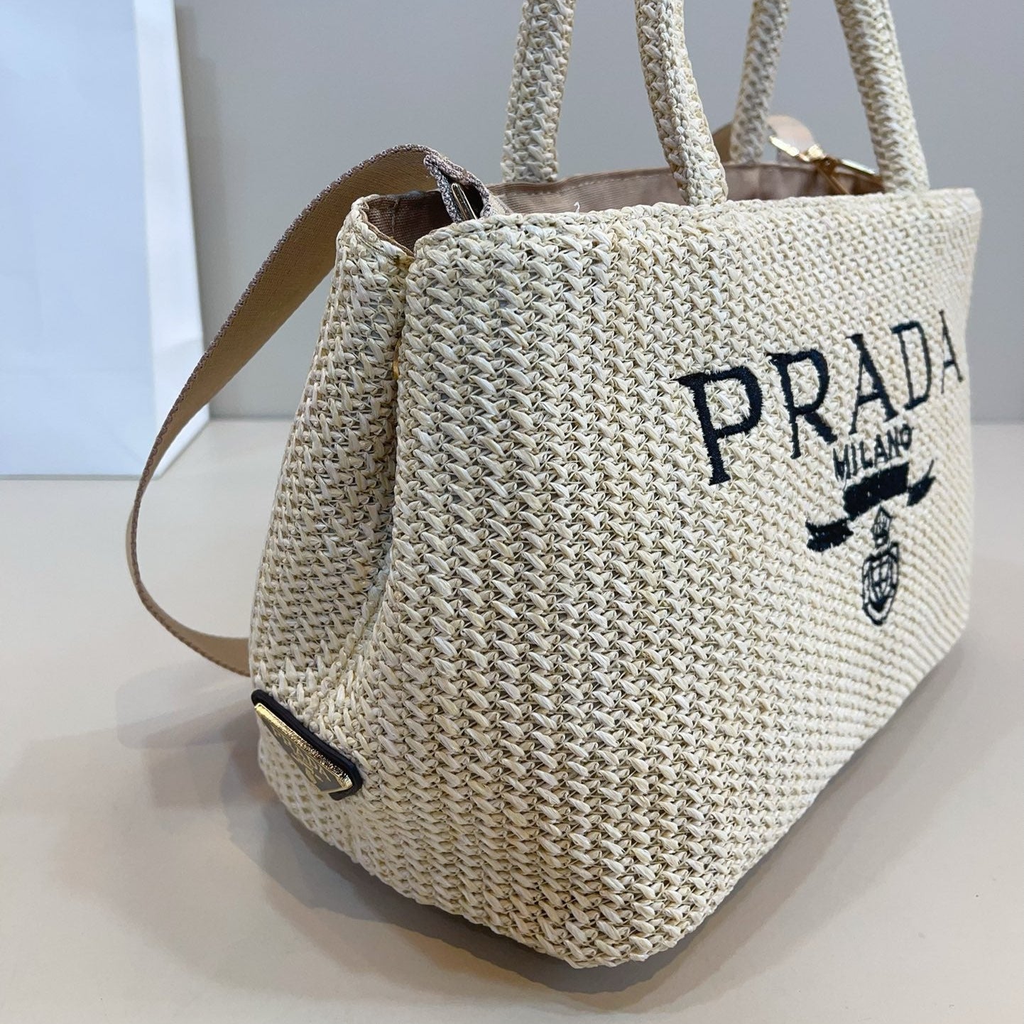 BLACK EMBROIDED LOGO TOTE BAG 29 IN BEIGE WOVEN RAFFIA