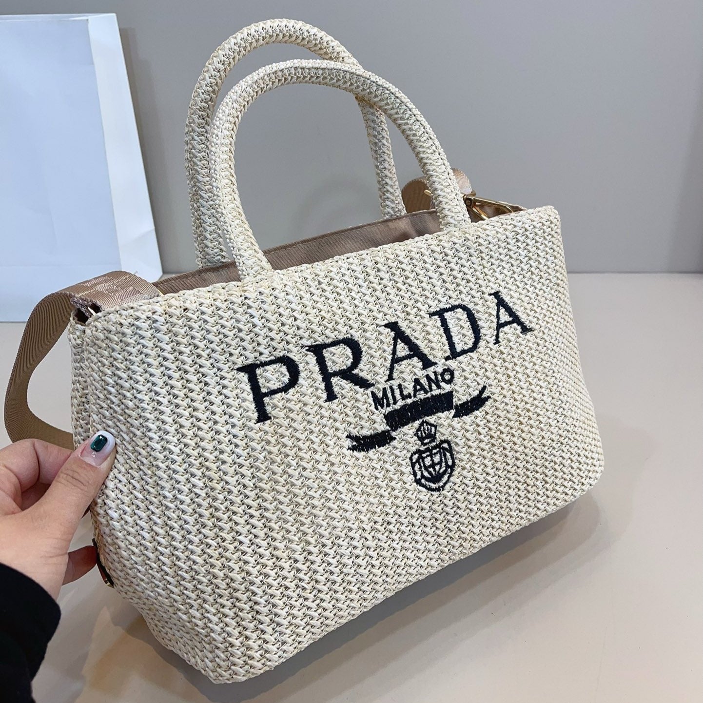 BLACK EMBROIDED LOGO TOTE BAG 29 IN BEIGE WOVEN RAFFIA