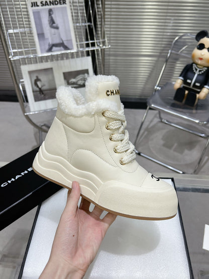 MARTIN BOOTS IN WHITE CALFSKIN AND LAMB FUR LINING