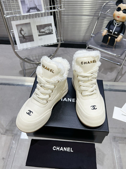 MARTIN BOOTS IN WHITE CALFSKIN AND LAMB FUR LINING